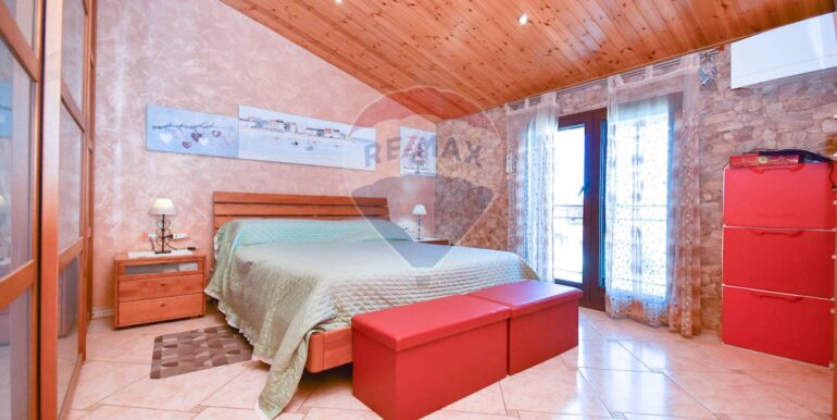 2025071295813-965992-37