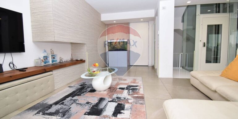 20250901191624-977039-11