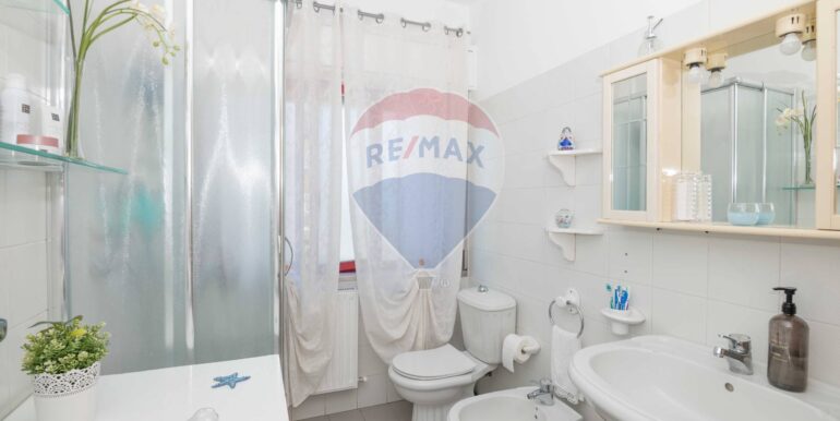 20251002104837-976152-11