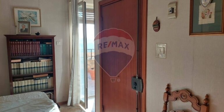 20251002184343-991274-8