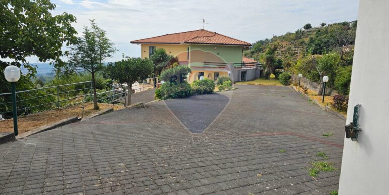 20251003142708-991439-19