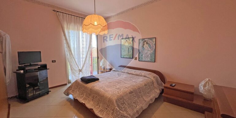 20251008200100-992619-10