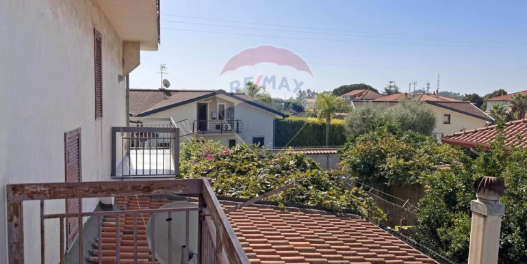 20251008200100-992619-11