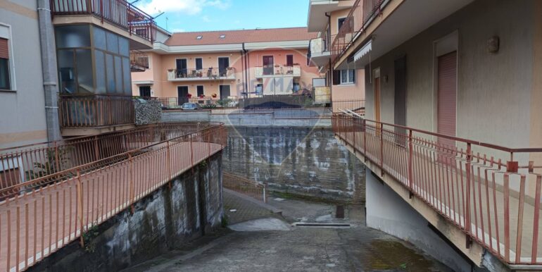 20251008213845-992621-8