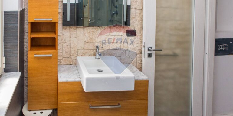 20251016182056-994134-11