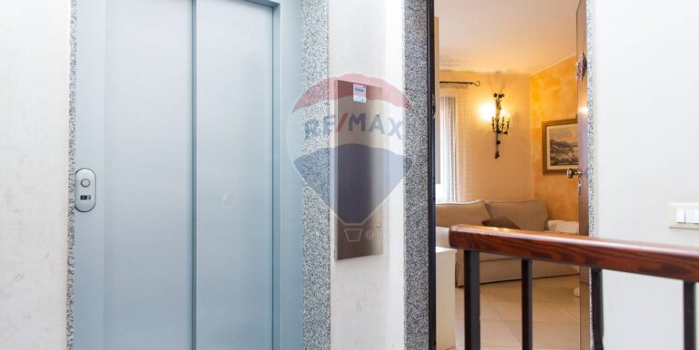 20251001121659-990878-7