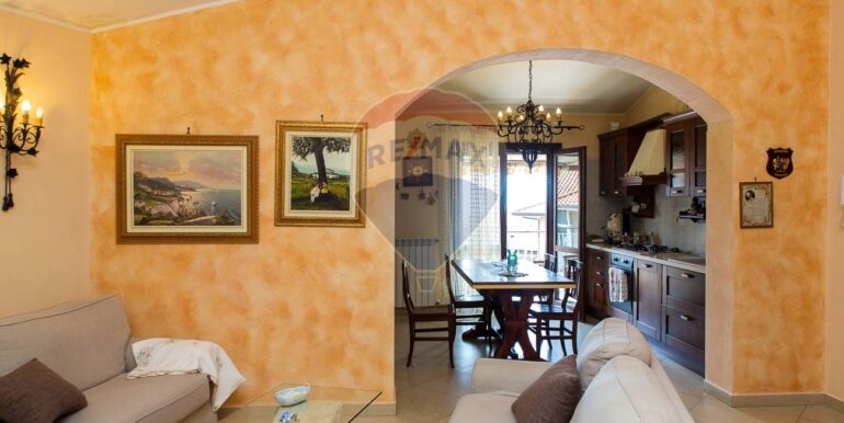 20251001121706-990878-9