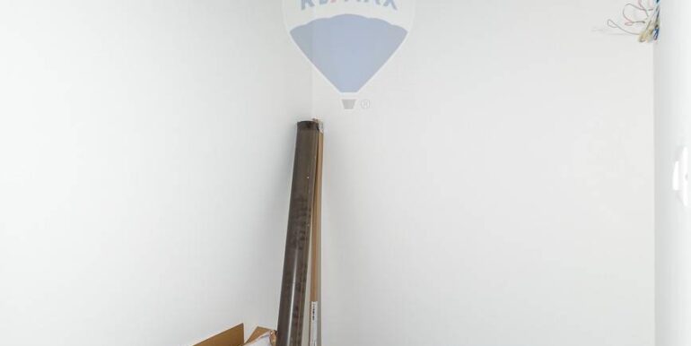 20251021192209-995272-18