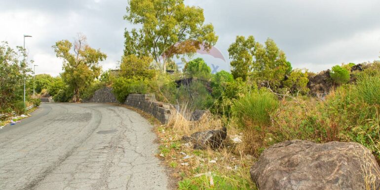 20251023201043-995689-12