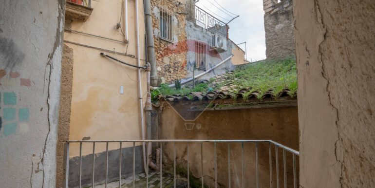 20251023225342-995703-4