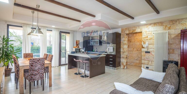 20251026214459-987469-11