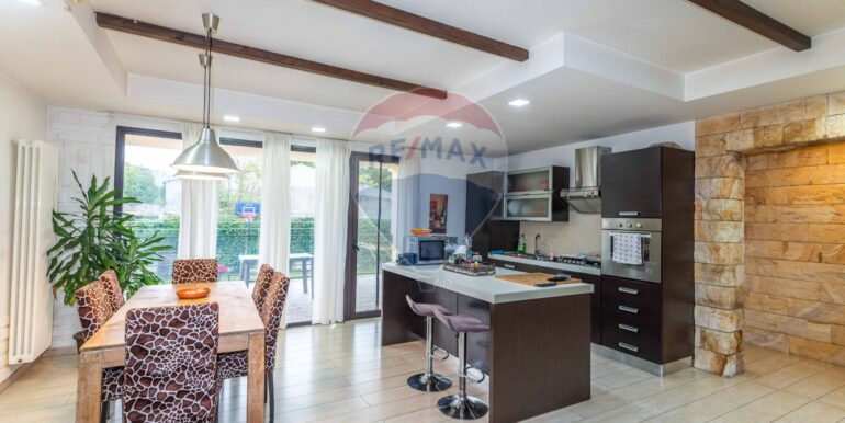 20251026214504-987469-12