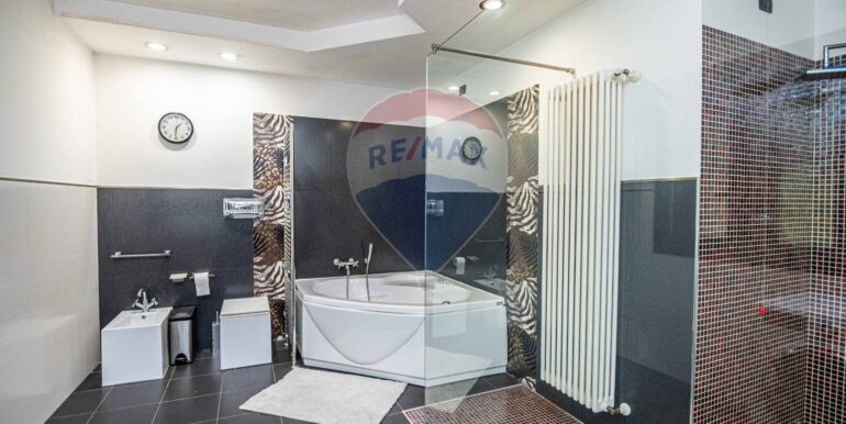 20251026214531-987469-18