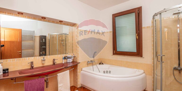 20251026224319-996124-8