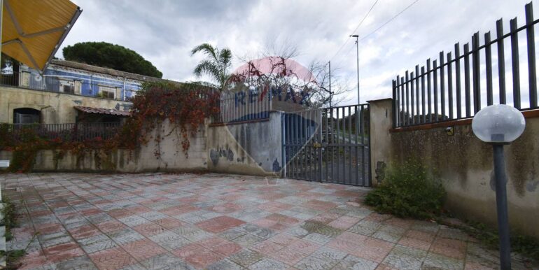 20251114182707-1000866-12