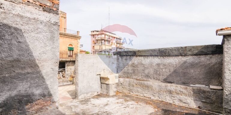 20251114184943-1000879-9