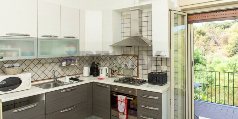 2024082781102-879662-12