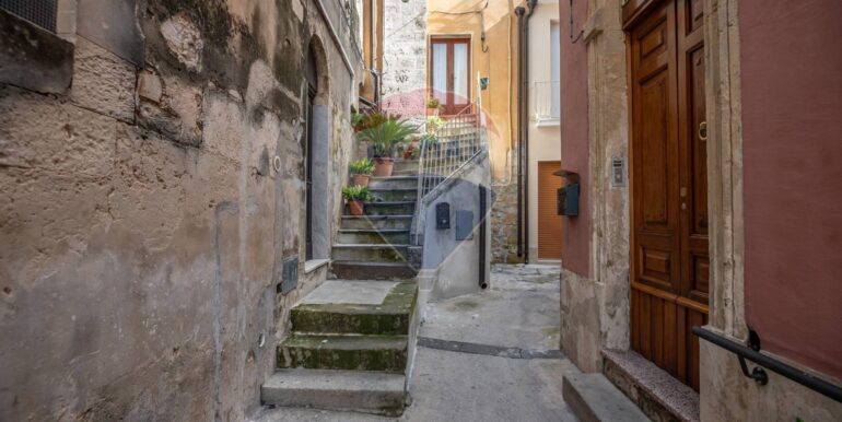 2025020883648-928100-1