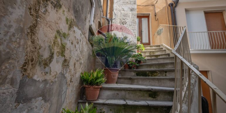 2025020883651-928100-2