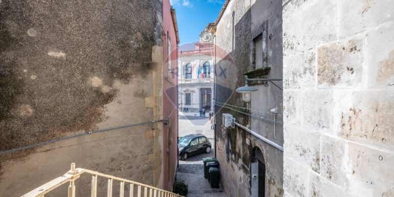 2025020883655-928100-3