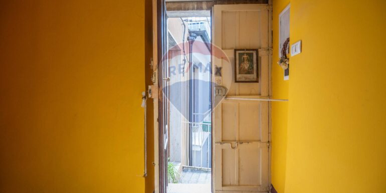 2025020883657-928100-4