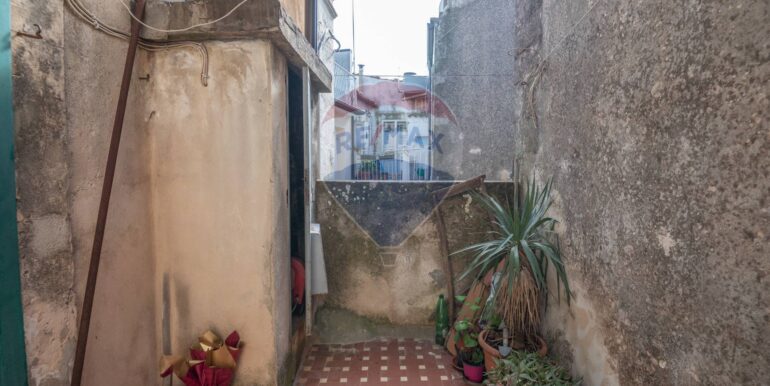 2025020883704-928100-7