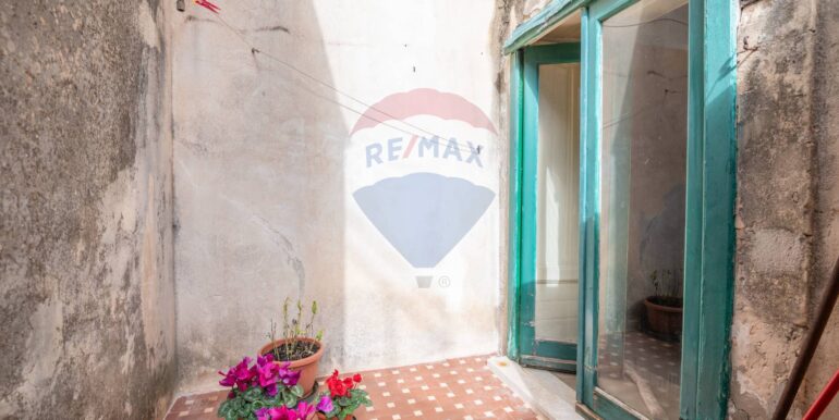 2025020883706-928100-8