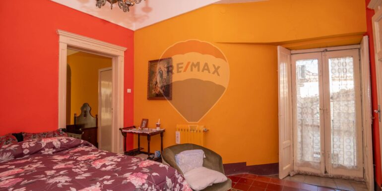 2025020883716-928100-12