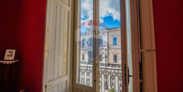 2025020883828-928100-40