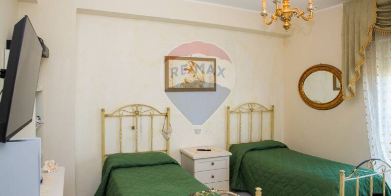 20250825184343-975684-34