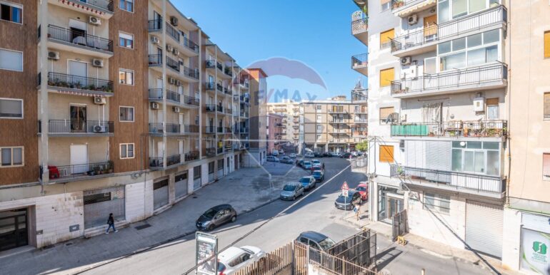 2025090994328-977945-18