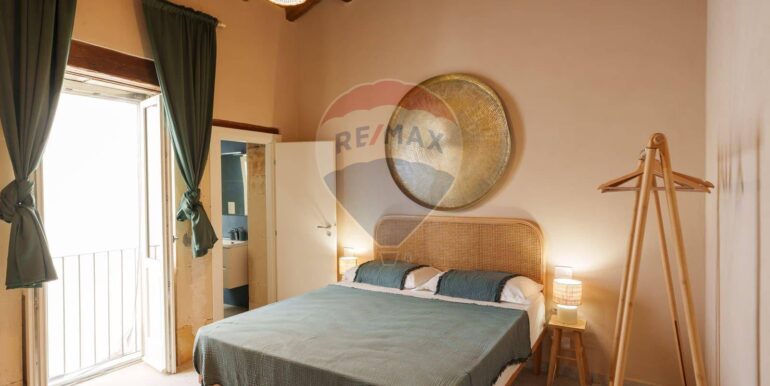 2025100195004-976917-38