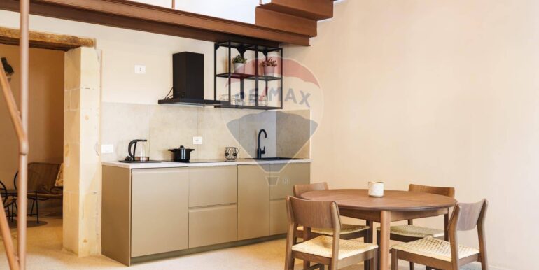 2025100195015-976917-43