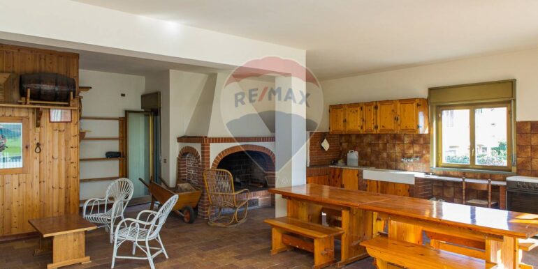 20251008225242-990787-22