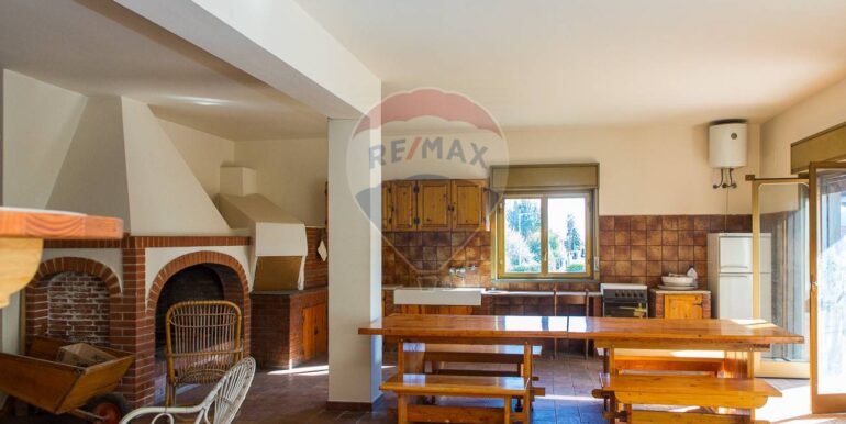 20251008225244-990787-23