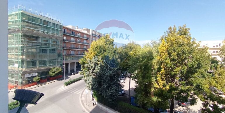 20251010174231-993018-18