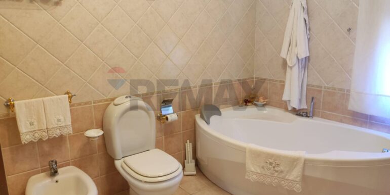 2025100172814-990800-10