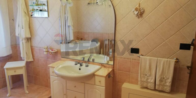 2025100172818-990800-11