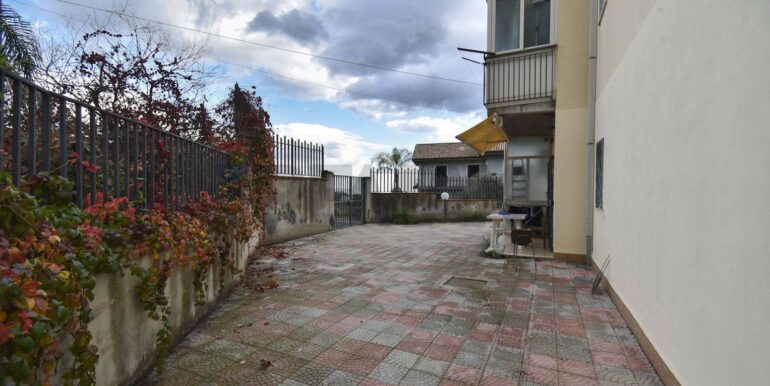 20251114182700-1000866-9