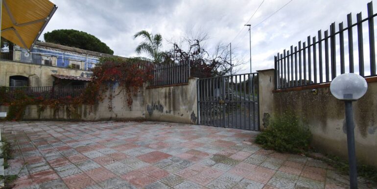 20251114182707-1000866-12