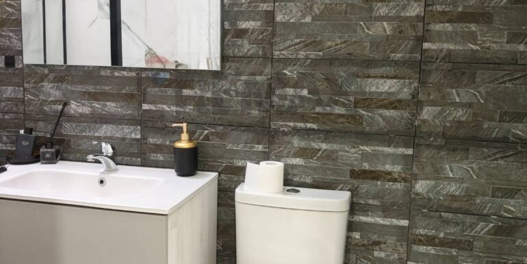 20251120114721-1001302-8